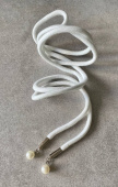 Шнурок белый, наконечник металл цвет серебро (подвеска бусина), длина 130 см ШКБ/132/46912