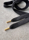 Шнурок черный плоский, наконечники металл цвет золото, длина 130 см ширина 1,2 см Италия ШИЧ/130/87051