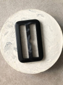 Пряжка черно-серая (пластик), размер под пояс 5 см (общий размер 3,9*6,2 см) Италия ПИС/50/77093