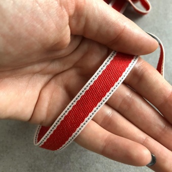 Тесьма красная, края бежево-серые штрих, ширина 1,4 см Италия ТИК/14/192 по цене 73 руб./метр