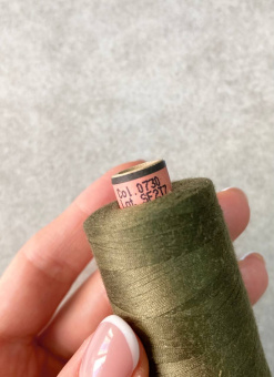 Нитки №120 AMANN group Saba оттенок зеленый хаки (полиэстер, намотка 1000 м) арт 120/0730 по цене 260 руб./штука