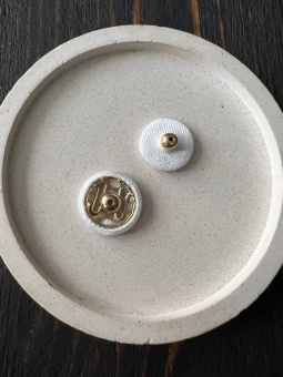 Кнопки белые, обтянутые тканью, 1,6 см Италия ПИБ/16/15144 по цене 32 руб./штука