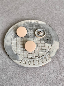 Кнопки пробивные цвет пудровый (металл), размер 1,4 см ККП/14/1967 по цене 49 руб./штука