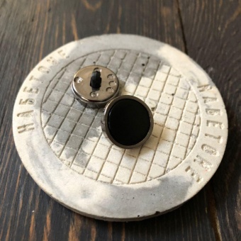 Пуговица вогнутая  черная на основании цвета никель, 1,8 см Италия ПИЧ/18/4335 по цене 34 руб./штука