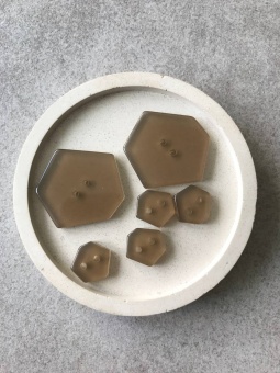 Пуговицы шестиугольные коричневые (пластик), 3 см Италия ПИК/30/8293 по цене 63 руб./штука