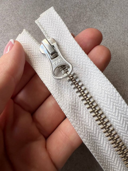 Молния YKK разъемная молочного цвета длина 80 см, звено Т6 металл цвет серебро МИБ/80/56925 по цене 475 руб./штука