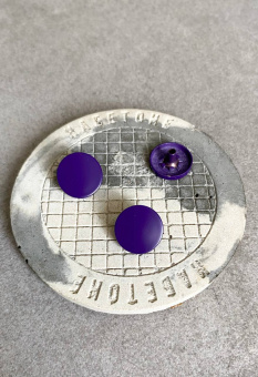 Кнопки пробивные цвет фиолетовый (металл), размер 1,4 см ККФ/14/1970 по цене 49 руб./штука
