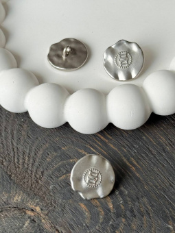 Пуговицы с орнаментом (металл цвет матовое серебро), размер 1,7 см ПКС/17/61341 по цене 85 руб./штука