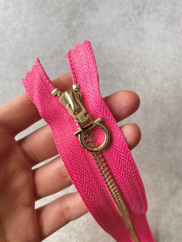 Молния неразъемная цвет закатно-розовый, длина 20 см, звено Т6 металл цвет золото МКР/20/60959 по цене 413 руб./штука