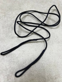 Шнур иссиня-черный с заработанными краями, 120-125 см сток Jil Sander ШИЧ/120/10812 по цене 73 руб./штука