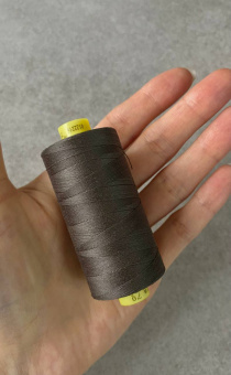 Нитки №70 Gutermann Mara цвет серый хаки (полиэстер, намотка 700 м) арт 70/0671 по цене 265 руб./штука