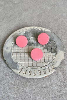 Кнопки пробивные цвет розовый (металл), размер 1,4 см ККР/14/1973 по цене 49 руб./штука