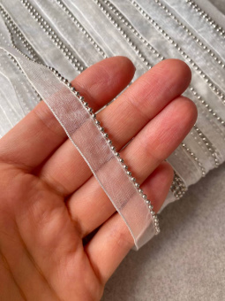 Кант белый с брелковой цепью цвет серебро, тесьма органза, ширина общая 1 см ККС/10/56601 по цене 233 руб./метр