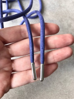 Шнурок сине-фиолетовый с серебряными наконечниками, 120 см Италия ШИС/120/87596 по цене 137 руб./штука