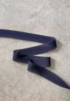 Полупрозрачная тесьма бренда Marina Rinaldi цвет темно-синий, ширина в сложенном виде 1,5 см ТИС/15/33056 по цене 59 руб./метр