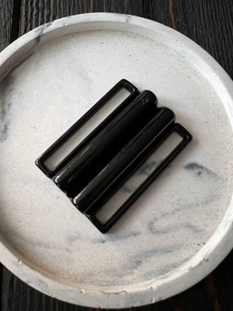 Пряжка черная металл (небольшой дефект в углу пряжки) 3,5*4,4 см (внутренний размер 4 см) Италия ПИЧ/40/34881 по цене 70 руб./штука