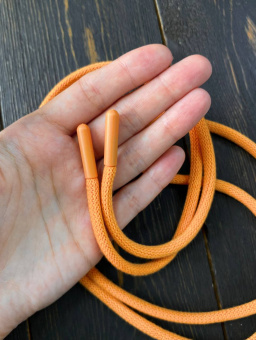 Шнурок круглый оранжевый (наконечники пластик), длина 135 см ШКО/135/8535 по цене 189 руб./штука