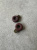 Фиксаторы для шнурков коричневые (пластик/язычок металл),  размер круглой части 1,8 см, толщина 0,7 см Италия ФИК/18/3652 по цене 39 руб./штука