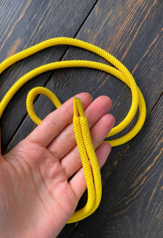 Шнурок круглый желтый (наконечники прозрачный пластик), длина 130 см ШКЖ/130/8533 по цене 189 руб./штука