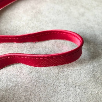 Кант красный с легким атласным блеском, ширина 1 см Италия КИК/10/0141 по цене 34 руб./метр